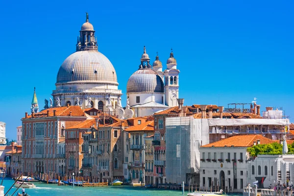 Basilikan santa maria della salute med canal grande i Venedig, Italien — Stockfoto