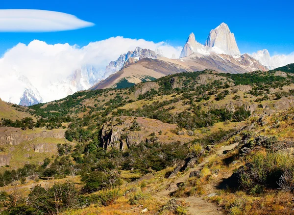 Сценический пейзаж с горой Фитц-Рой в национальном парке Лос-Гласиарес, Патагония, Аргентина — стоковое фото