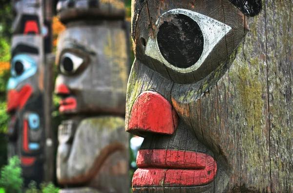 Poteaux totémiques en Colombie-Britannique, Canada — Photo