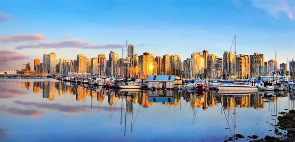 Panorama do horizonte de Vancouver ao pôr do sol — Fotografia de Stock
