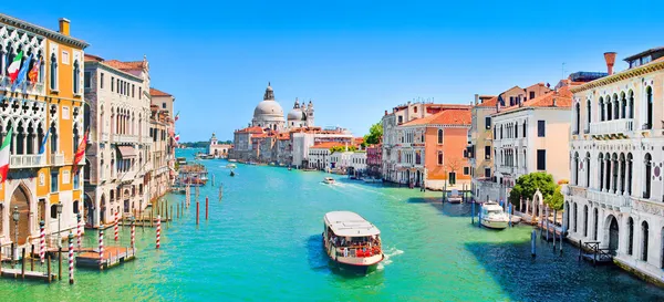 Panoramatický pohled na slavné canal grande v Benátkách, Itálie — Stock fotografie