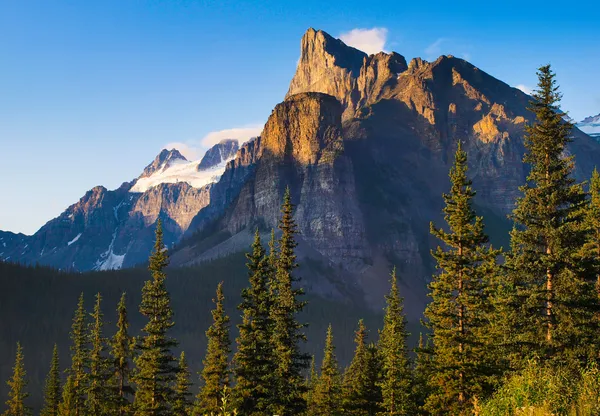 Wildnis mit felsigen bergen im banff nationalpark, alberta, kanada — Stockfoto