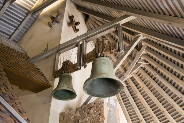 Два бронзовых колокола — стоковое фото