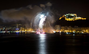 Alicante şehir gece casacade ve deniz havai fişek ile