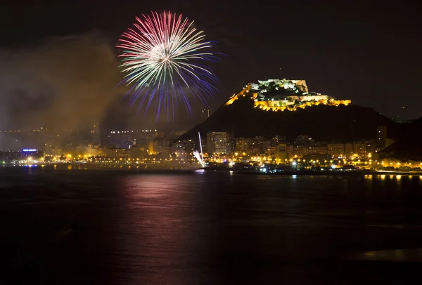 Alicante Stadt bei Nacht mit blaugrünem und rotem Feuerwerk Stockbild