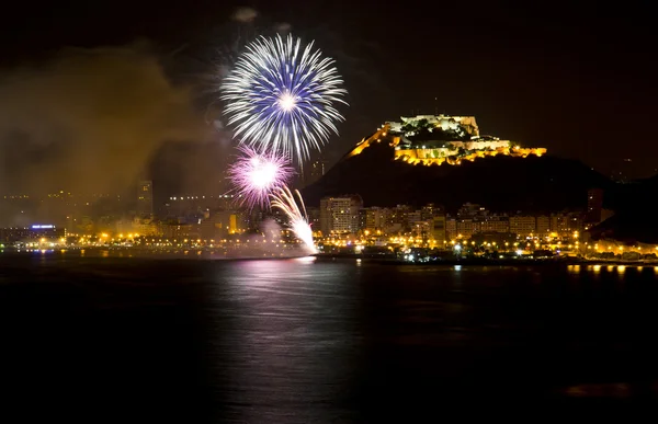 Alicante Stadt bei Nacht mit weißem und rosa Feuerwerk Stockbild