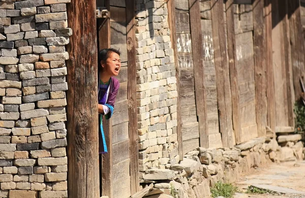 Mujer del Dong gritando a la puerta de su casa — Foto de Stock