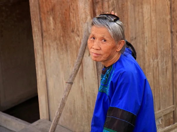 Rui li-guizhou, Çin. 17 Ekim 2011. yaşlı bir kadın Dong — Stok fotoğraf