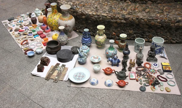 Antigüedades y artículos de segunda mano colocados don el suelo para la venta . —  Fotos de Stock