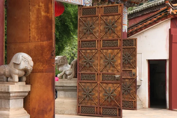 Rezavé železné brány pavilonu huating nádheru buddhistický chrám. — Stock fotografie