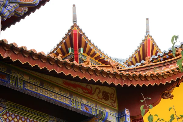 Aleros de techo de estilo chino, templo budista Huating . —  Fotos de Stock