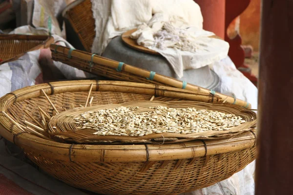 Pumpkin seeds in a wicker basket, Huating buddhist temple. — Stock Photo, Image