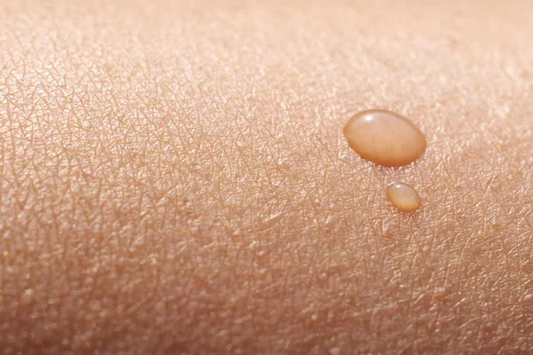 Macro de gota de água na pele feminina — Fotografia de Stock