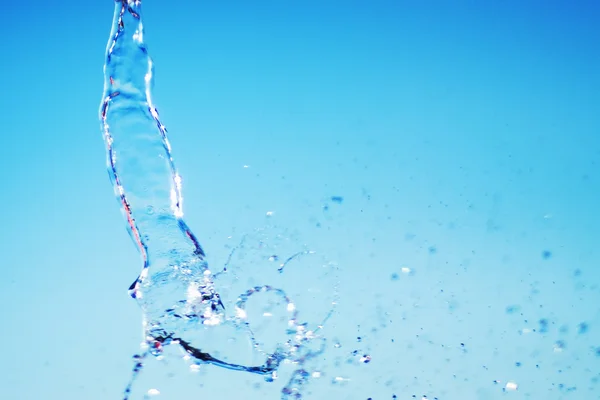 Agua abstracta que vierte sobre el cielo azul — Foto de Stock
