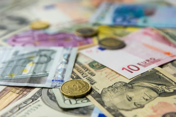 Billetes y monedas en euros y dólares — Foto de Stock