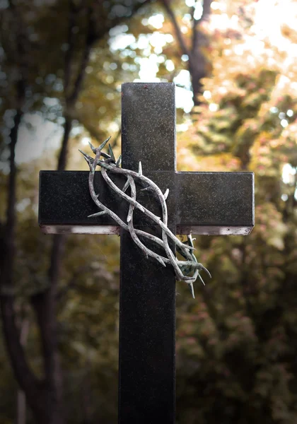 Coroa e espinhos pendurados na cruz de Páscoa — Fotografia de Stock