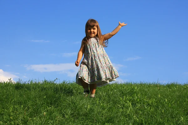 Маленькая девочка бежит по лугу — стоковое фото