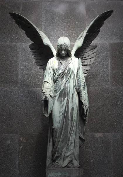 Скульптура ангела на темном фоне — стоковое фото