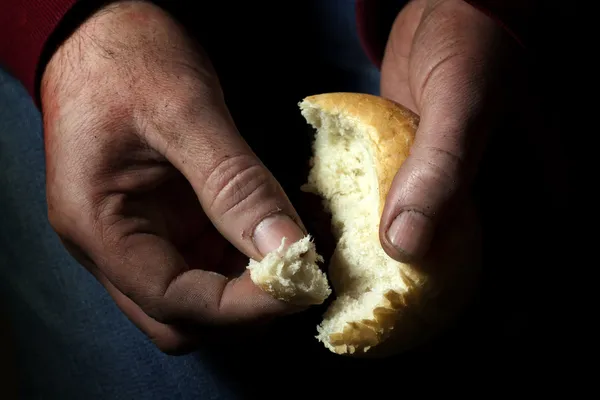 Chudoba, ruce s chlebem — Stock fotografie