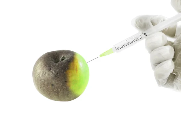 アップルと注射器組み換え食品 — ストック写真