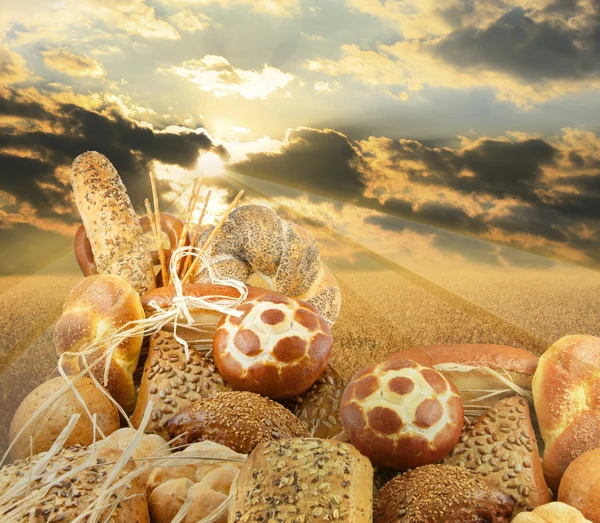 Pão e pôr do sol no prado — Fotografia de Stock