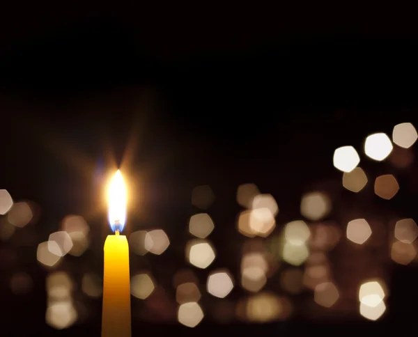 Kerzen beleuchten abstrakten Hintergrund in der Nacht — Stockfoto