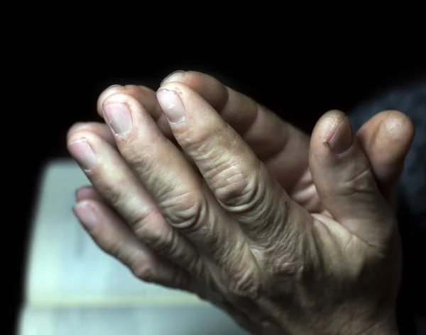 Biddende handen en Bijbel — Stockfoto