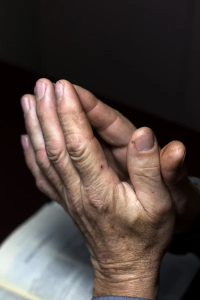 Les mains priantes et la bible — Photo