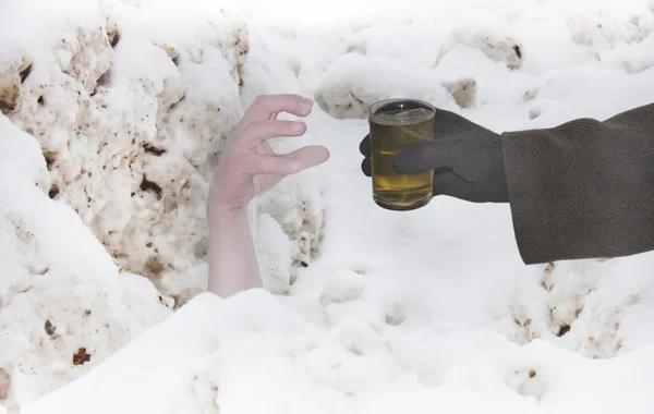 Pomoc ruku v sněhu v zábavné edice — Stock fotografie