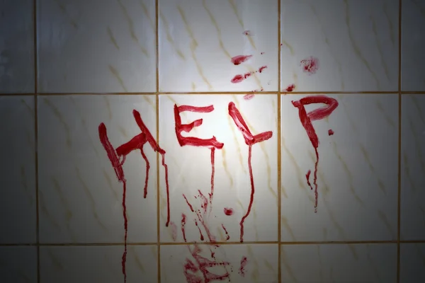 Help bloedige inscriptie in de badkamer — Stockfoto