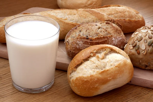 一杯牛奶和面包 — 图库照片