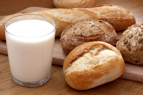 stock image Glass of milk and bread