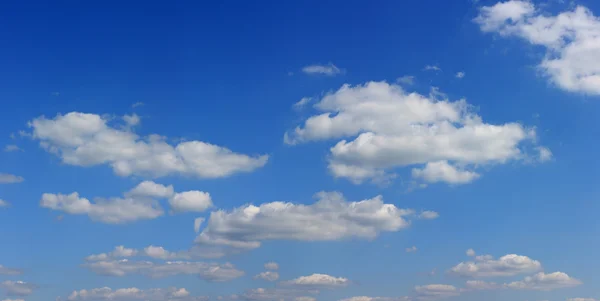 Панорама неба и облаков — стоковое фото