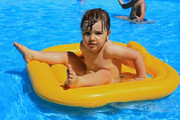Kind im Wasserpark — Stockfoto
