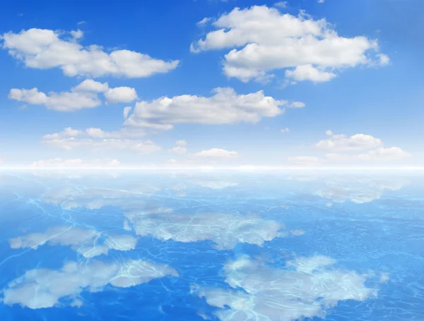 Блакитне небо і водяний фон — стокове фото