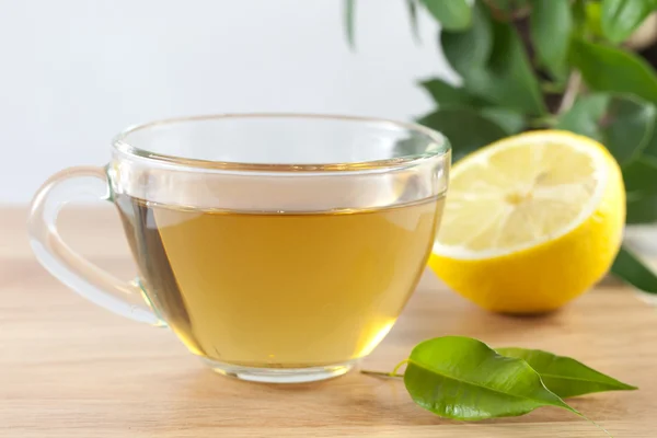 Зелений чай і листя — стокове фото