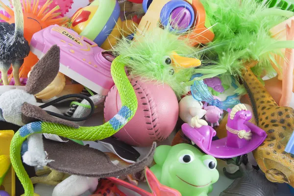 Brinquedos de plástico bagunçado — Fotografia de Stock