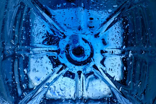 Koncepcja niebieska butelka wody streszczenie tło — Zdjęcie stockowe