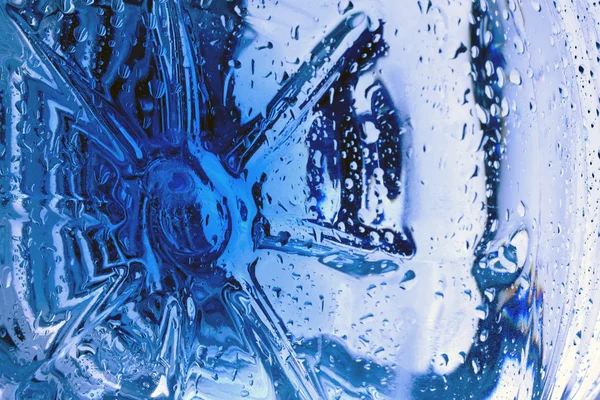 Абстрактная концепция бутылки синей воды — стоковое фото
