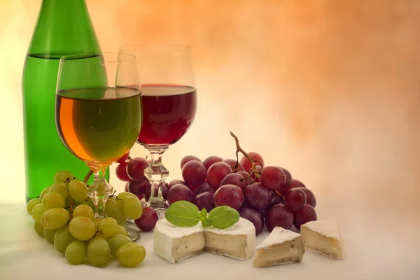 Şarap ve üzüm natürmort kompozisyon grunge kavramı — Stok fotoğraf