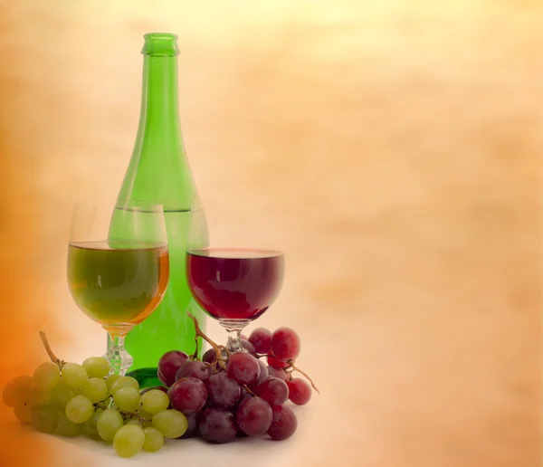 Vino y uvas bodegón composición concepto grunge —  Fotos de Stock