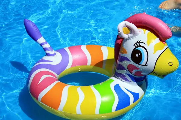 Leksak och blått vatten i poolen — Stockfoto