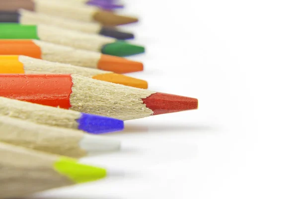 Kleurrijke potloden kleurpotloden op witte achtergrond close-up — Stockfoto