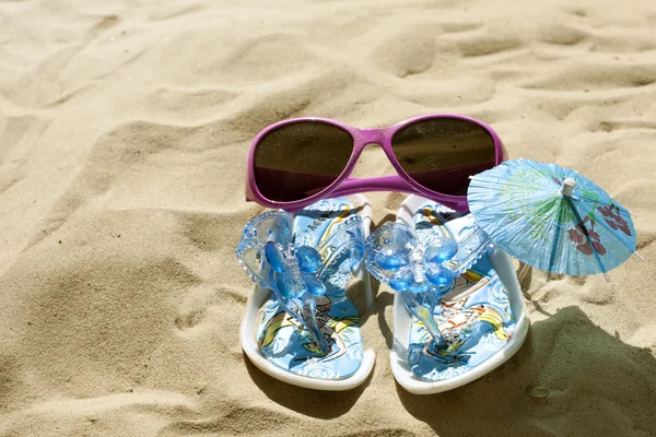 Occhiali da sole e sandali sulla spiaggia concetto segno vacanza — Foto Stock