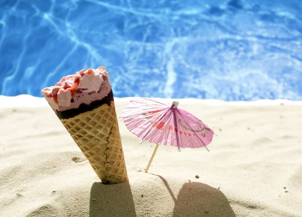 Cerámica de hielo en vacaciones de playa vacaciones concepto de días calurosos — Foto de Stock