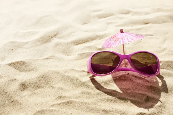 Okulary przeciwsłoneczne na plaży w wakacje piasek gorący dzień koncepcji — Zdjęcie stockowe