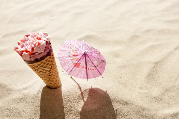 Eis am Strand Urlaub heiße Tage Konzept — Stockfoto
