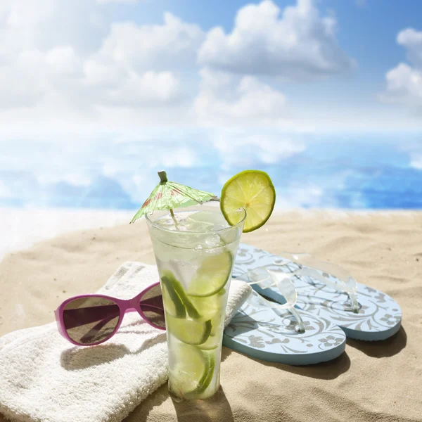 Sluneční brýle pít v písku na pláži u moře dovolená koncept — Stock fotografie