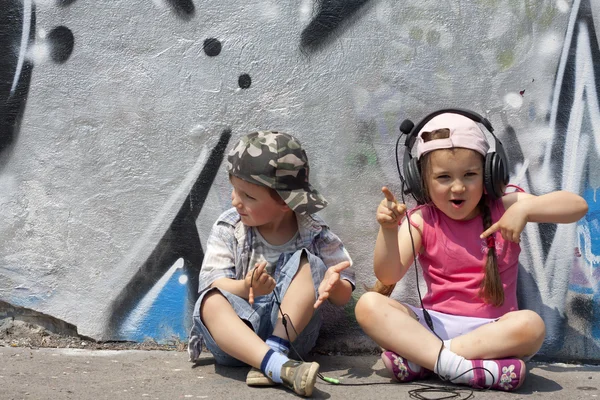 Дети слушают концепцию музыки — стоковое фото