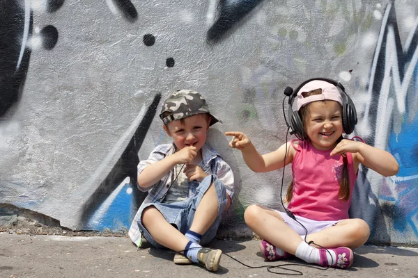 Çocuklar için müzik konsepti dinle — Stok fotoğraf